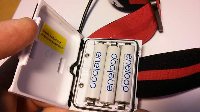 Das Batteriefach mit 3 x AAA Zellen der Marke Eneloop